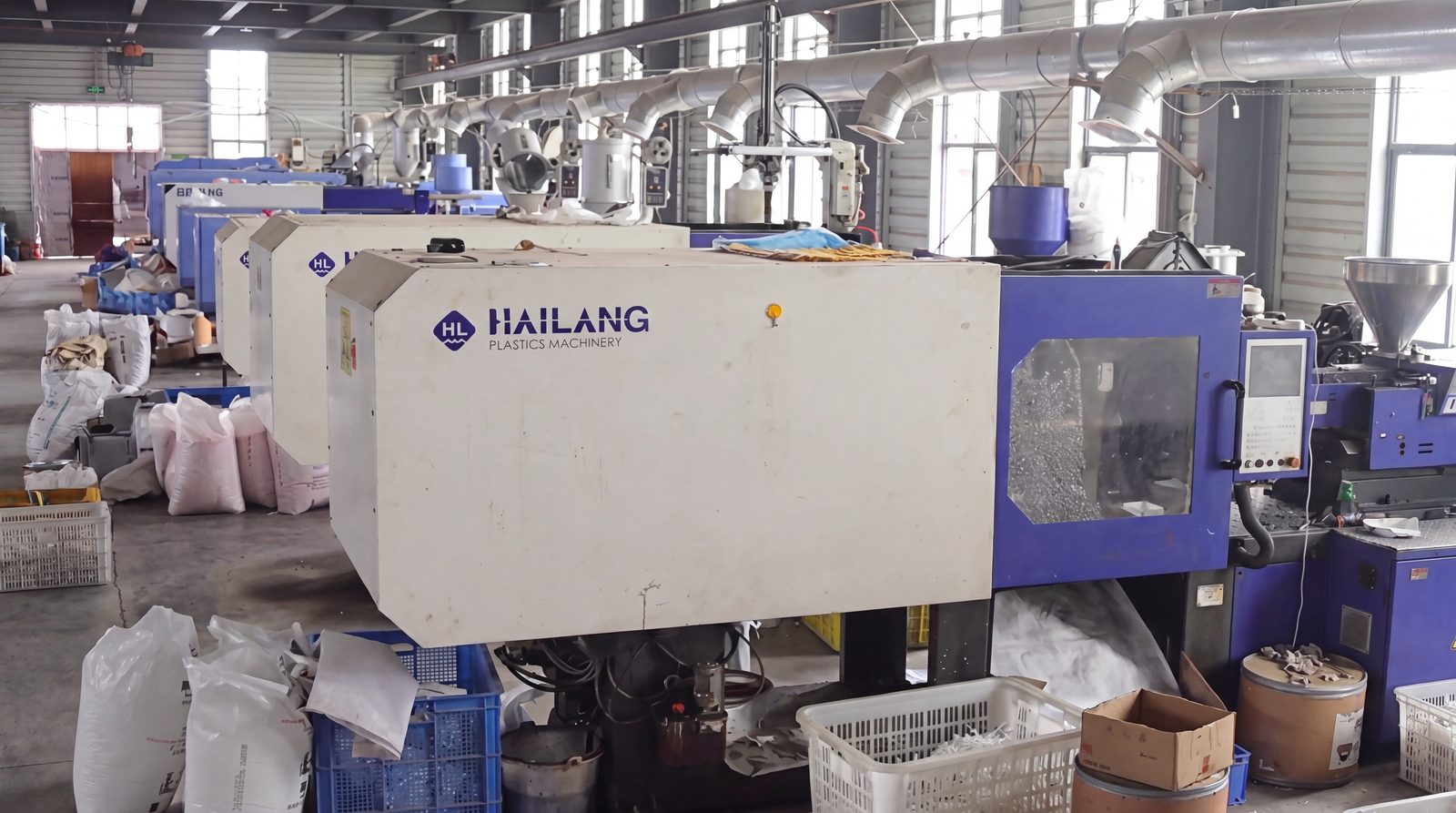 Injection molding machines at the Shuilida factory
